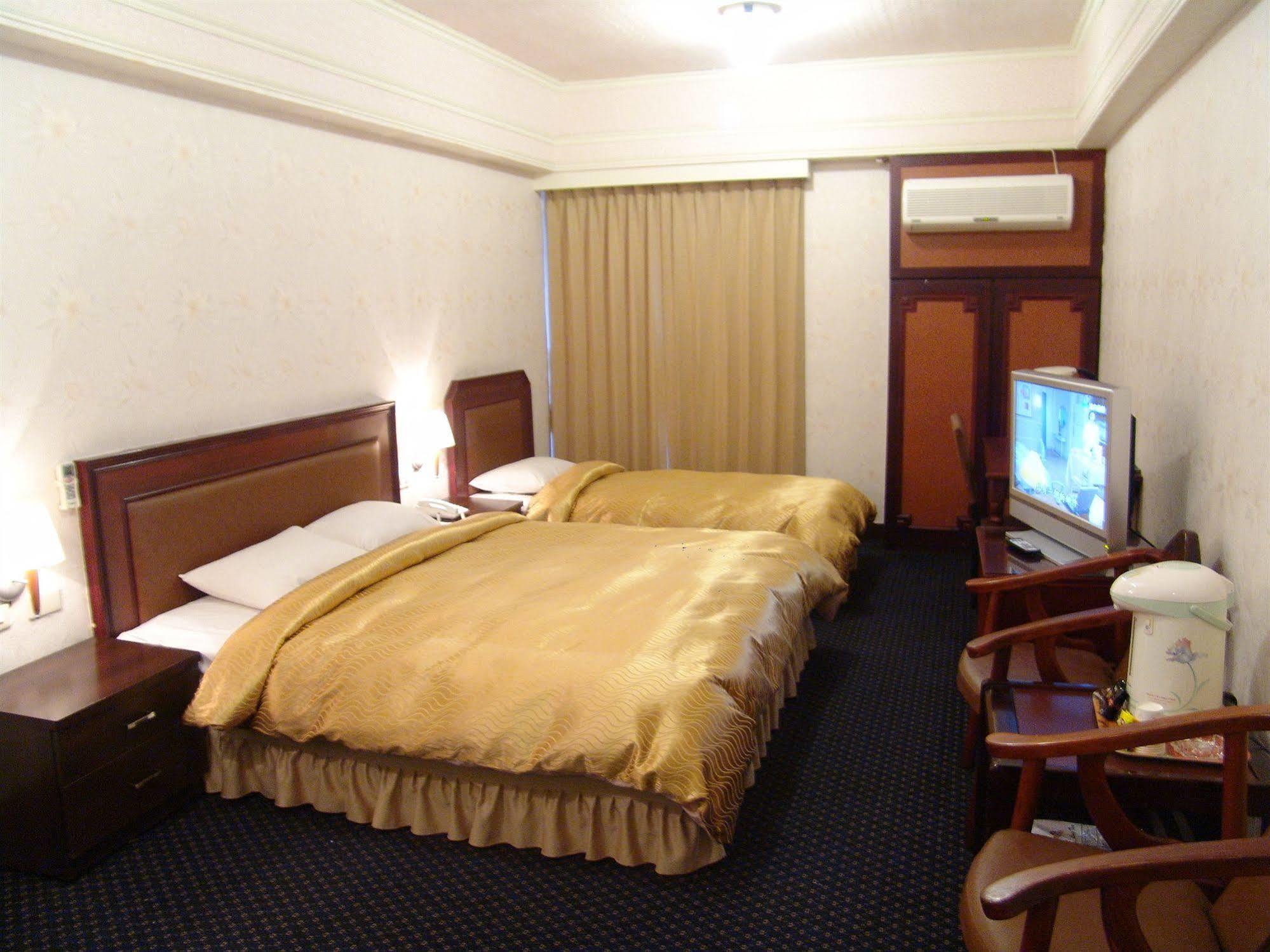 Sin Fu Business Hotel Тайчжун Экстерьер фото